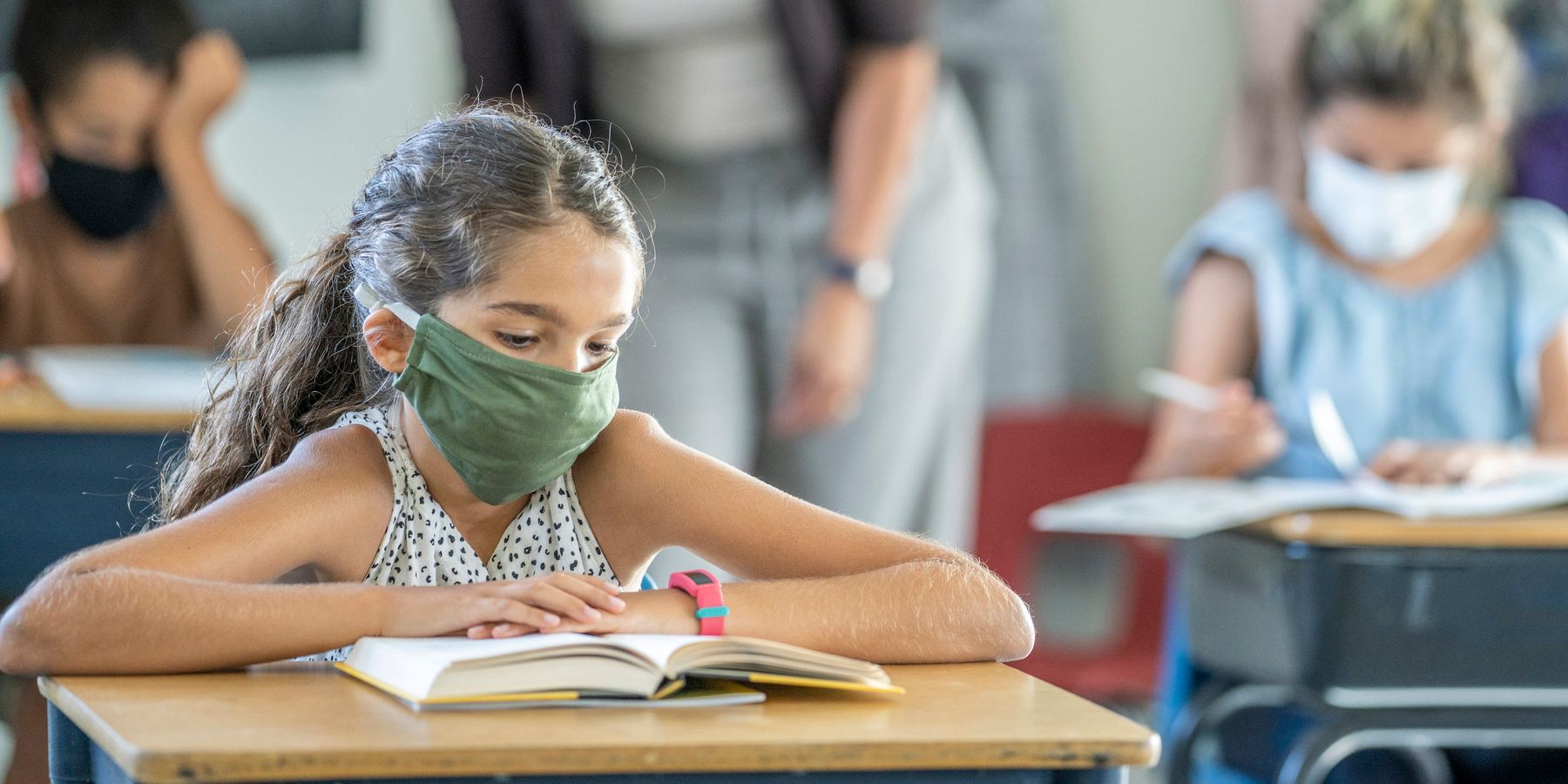 students with masks to prevent COVID-19 spread