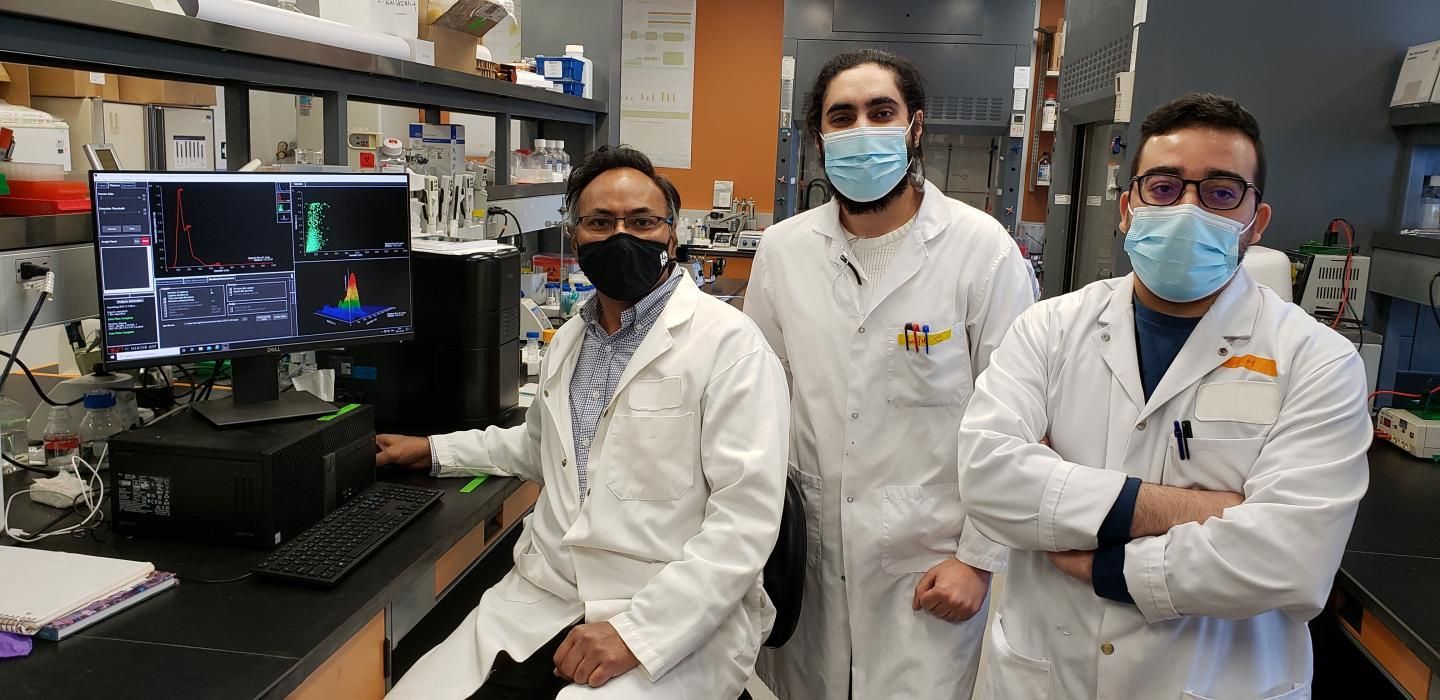 INRS Professor Charles Ramassamy, specialist on Alzheimer's disease, doctoral student Mohamed Raâfet Ben Khedher and postdoctoral student Mohamed Haddad. INRS Professor Charles Ramassamy, specialist on Alzheimer's disease, doctoral student Mohamed Raâfet Ben Khedher and postdoctoral student Mohamed Haddad.