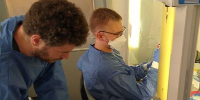 Photograph of researchers Riesenberg and Bokelmann in the lab at the Max Planck Institute for Evolutionary Anthropology