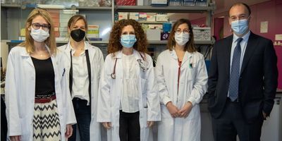 Photo of the researchers in white lab coats and wearing masks. From left to right, Nuria Chic, Laia Paré, Olga Martínez-Sáez, Fara Brasó and Aleix Prat.