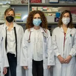 Photo of the researchers in white lab coats and wearing masks. From left to right, Nuria Chic, Laia Paré, Olga Martínez-Sáez, Fara Brasó and Aleix Prat.