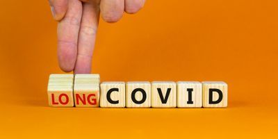 Wooden blocks with the words long covid written on them