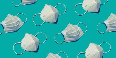 Illustration of white N95 and KN95 masks against a turquoise background in a repeating pattern.