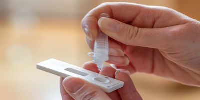 Person runnning a lateral flow test