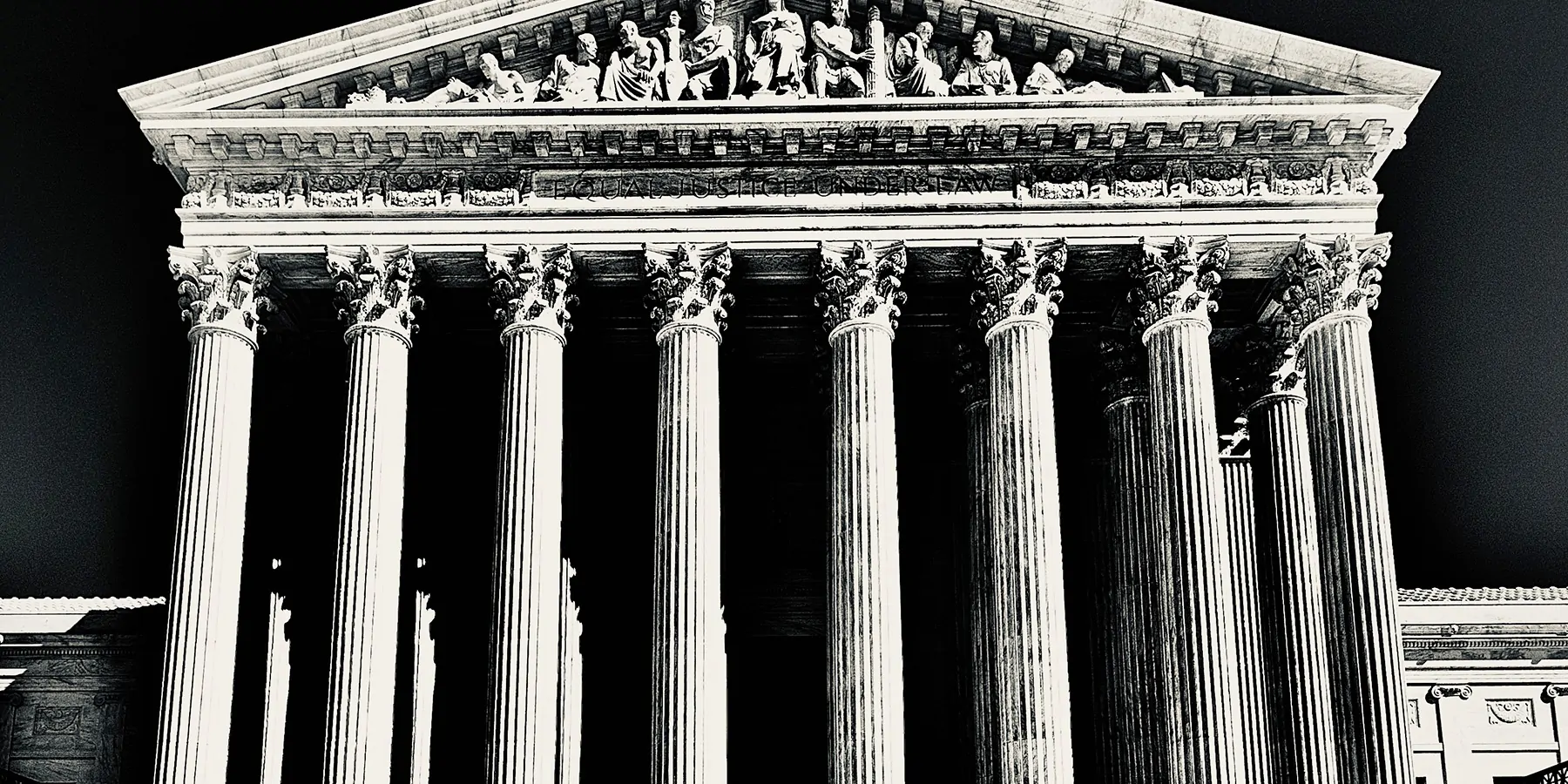 Photo of the U.S. Supreme Court in black and white.