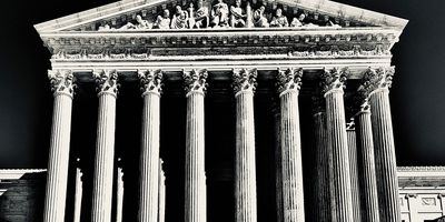 Photo of the U.S. Supreme Court in black and white.