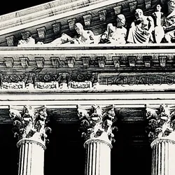 Photo of the U.S. Supreme Court in black and white.