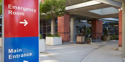 Sign pointing to the emergency room enterance of a hospital