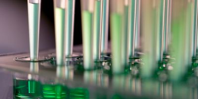 Robotic microfluid dispenser