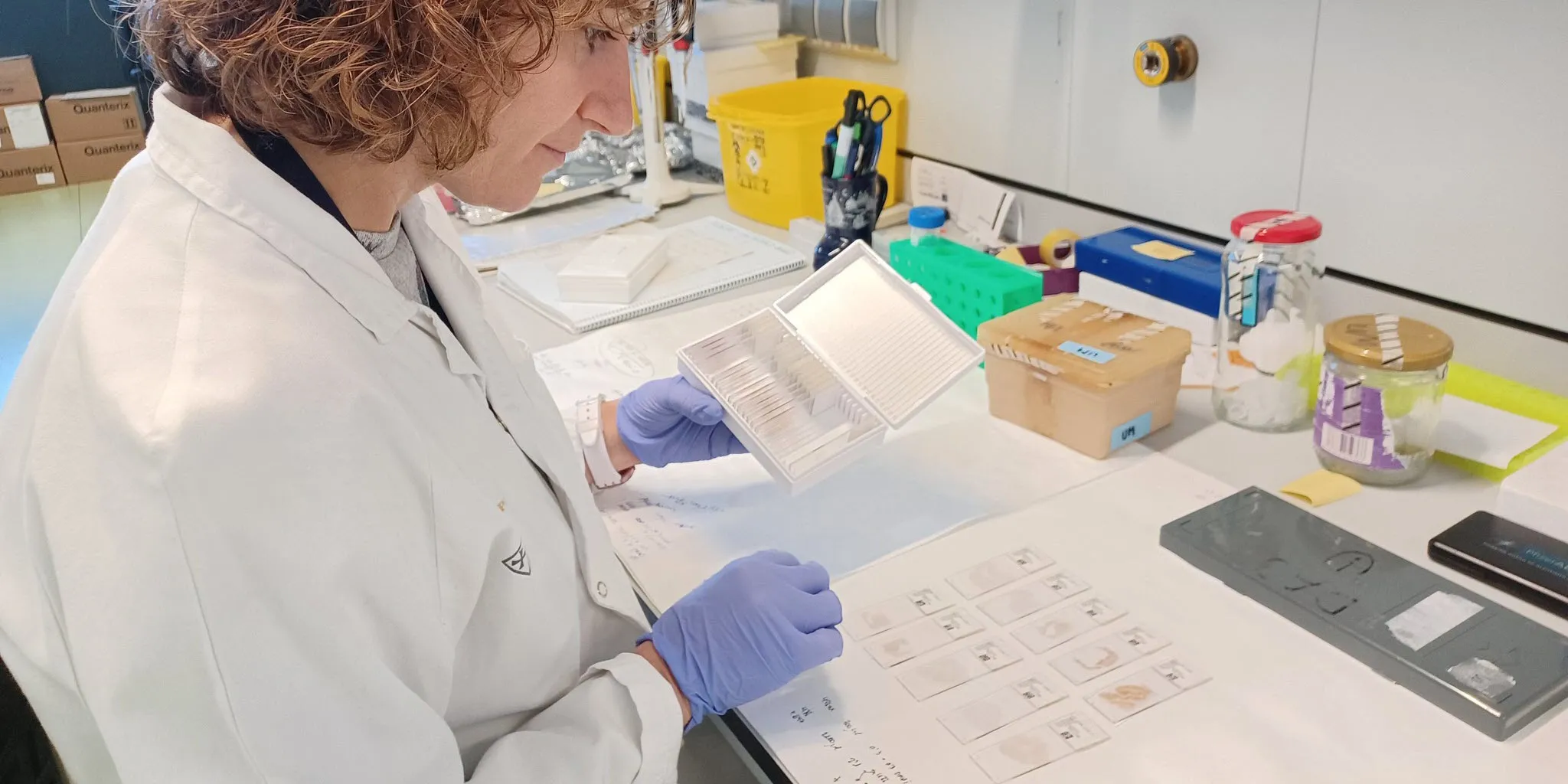 Photo of researchers at a lab bench at the Research Area on Neurological Diseases, Neuroscience, and Mental Health at the Sant Pau Research Institute