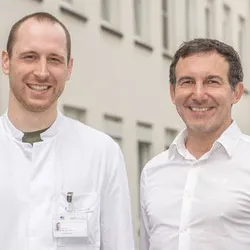 Photo portrait of Dr. Simon Fietz, assistant doctor at the Clinic for Dermatooncology & Phlebology at the UKB's Centre for Skin Diseases, and PD Dr. Dimo Dietrich, scientist at the Clinic and Polyclinic for Otorhinolaryngology at the UKB.