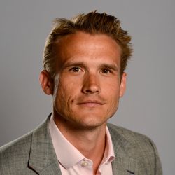 Photo portrait of Simon Williams, MD