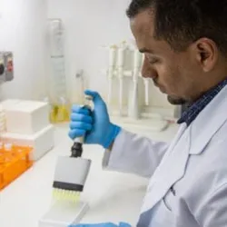 Filipe Lima, first author of the article: “The new test analyzes not just one, but three different classes of antibodies, which increases sensitivity and helps distinguish between exposure to the bacillus, active infection, and prior contact.”